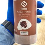 کوکتل پدیکور پودری قهوه 800 گرمی هامانا در دست گرفته شده از نمایی نزدیک و بسته بندی
