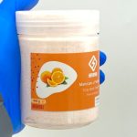 نمای رو به رویی کوکتل پدیکور پرتقال هامانا وزن 450 گرم گرفته شده در دست