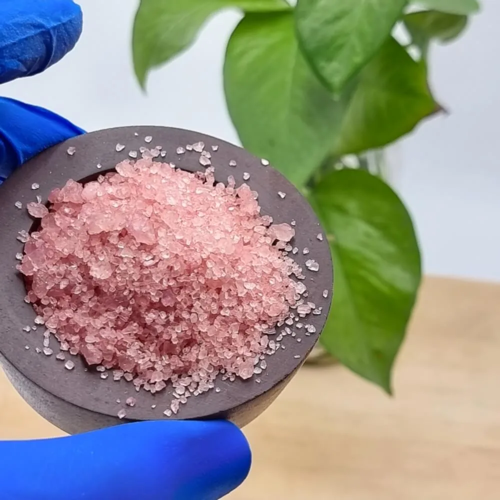 نمک حمام انار با پس زمینه گیاه پتوس