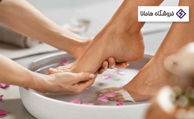 پدیکور پا در سالن داخل آب به همراه گلبرگ