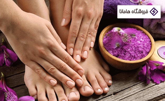 پدیکور و مانیکور ناخن ها در سالن زیبایی به همراه گلبرگ ها