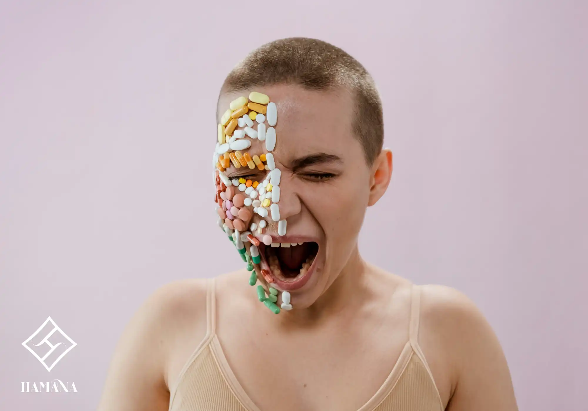 پوست صورت که به نصف آن قرص چسبیده