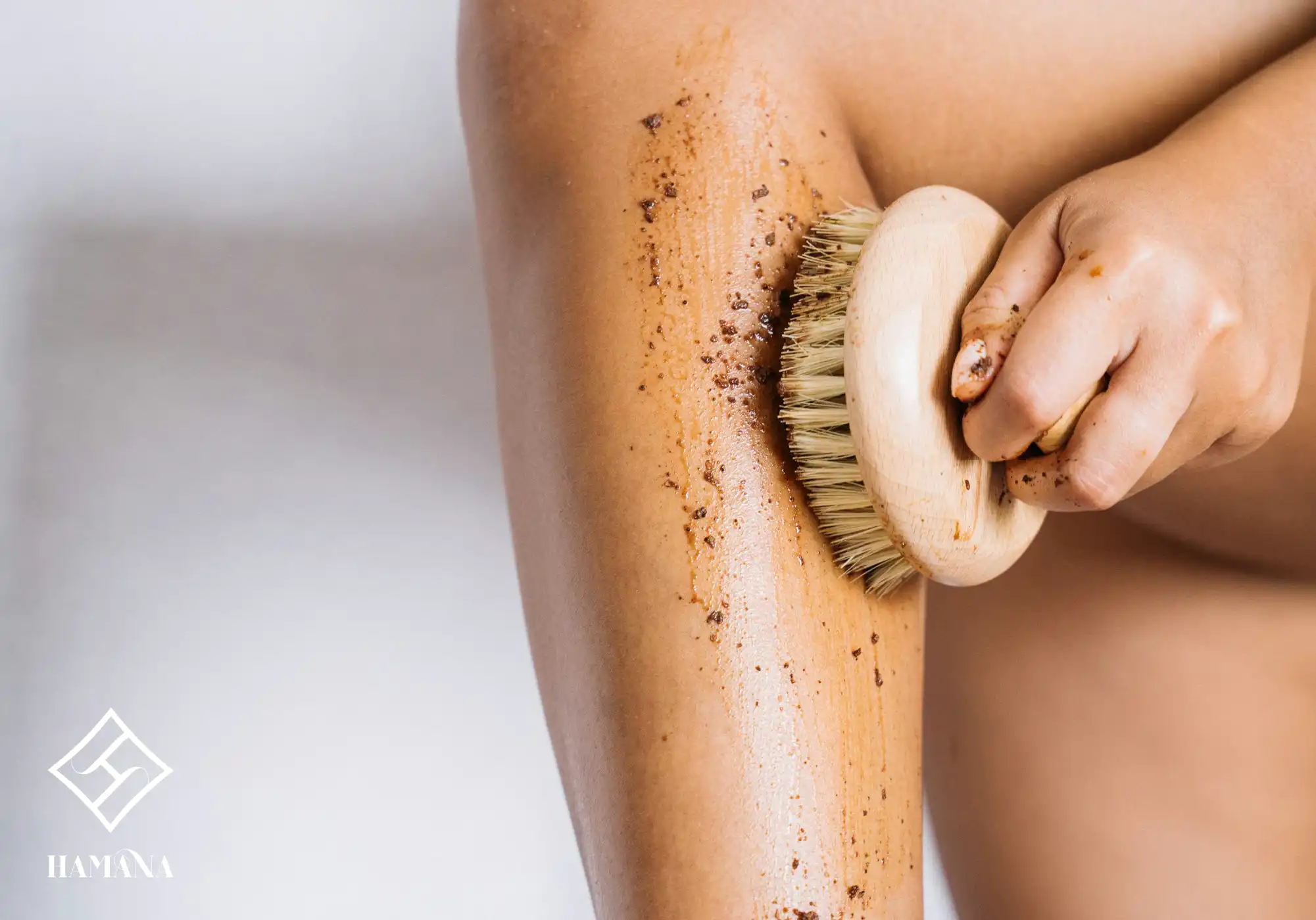 رفع پوست مرغی و کراتوز پیلاریس با نمک بدن و حمام | درمان طبیعی پوست اسکراب کردن پوست