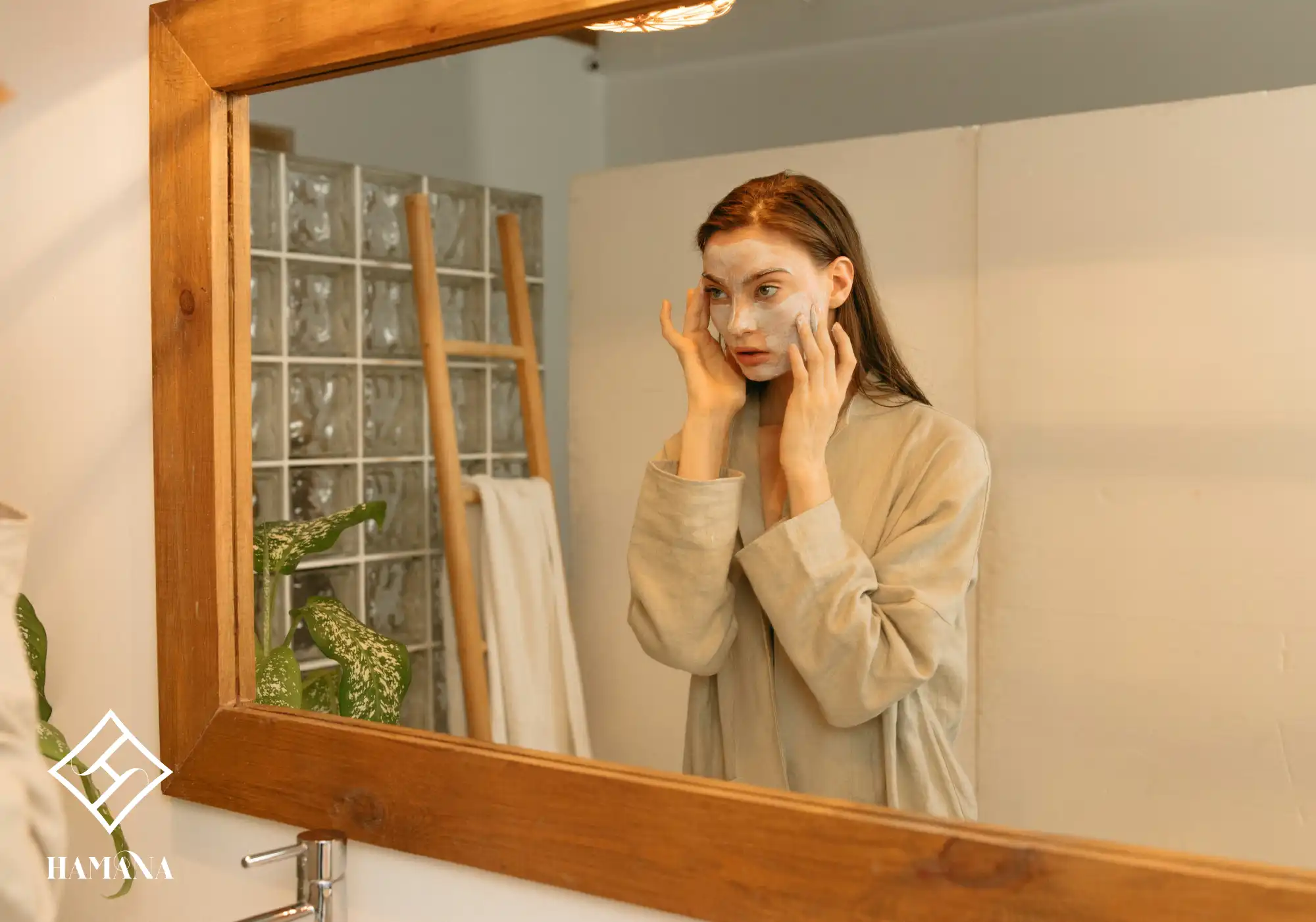 خانمی روبروی آینه