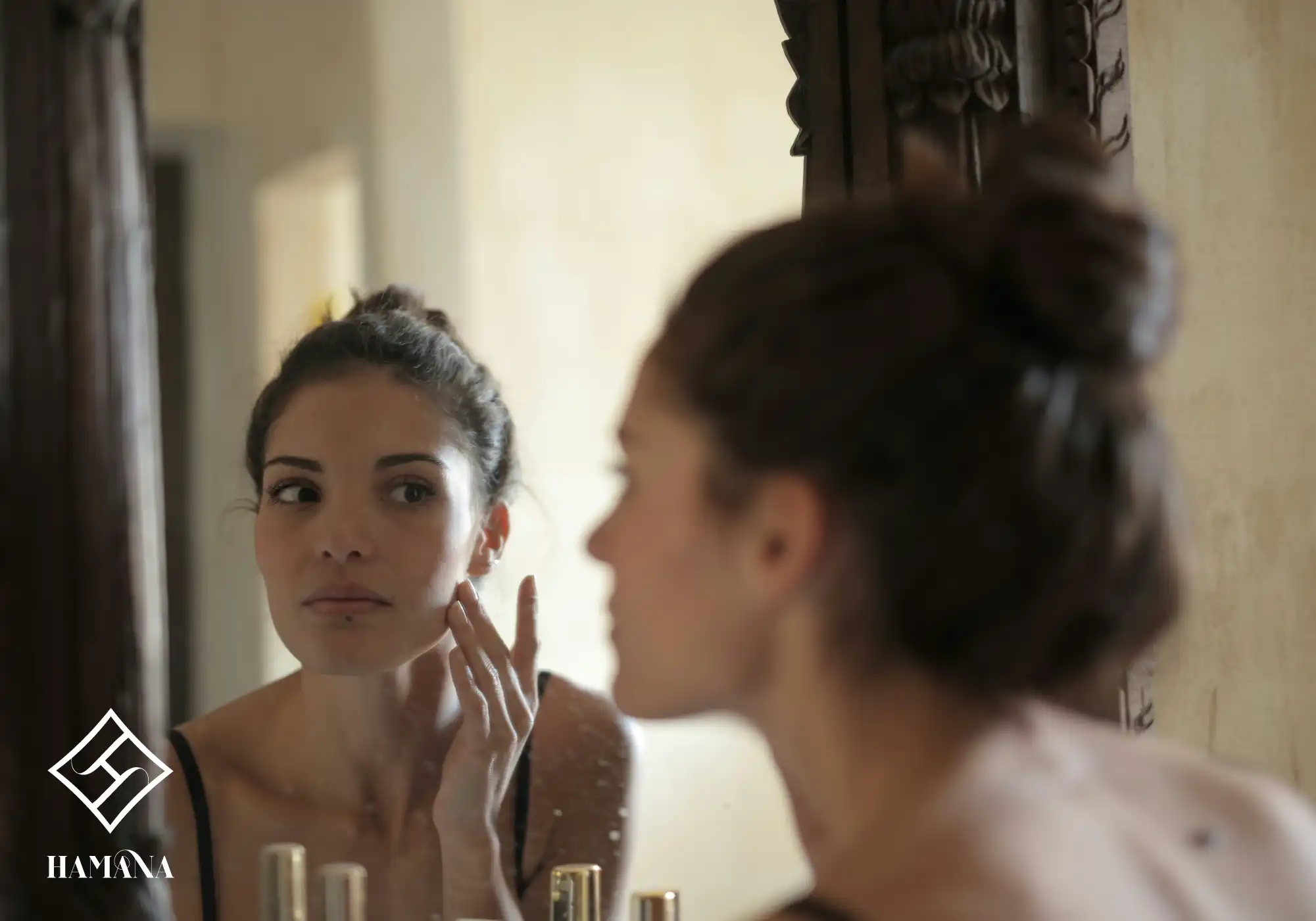 خانمی مقابل اینه