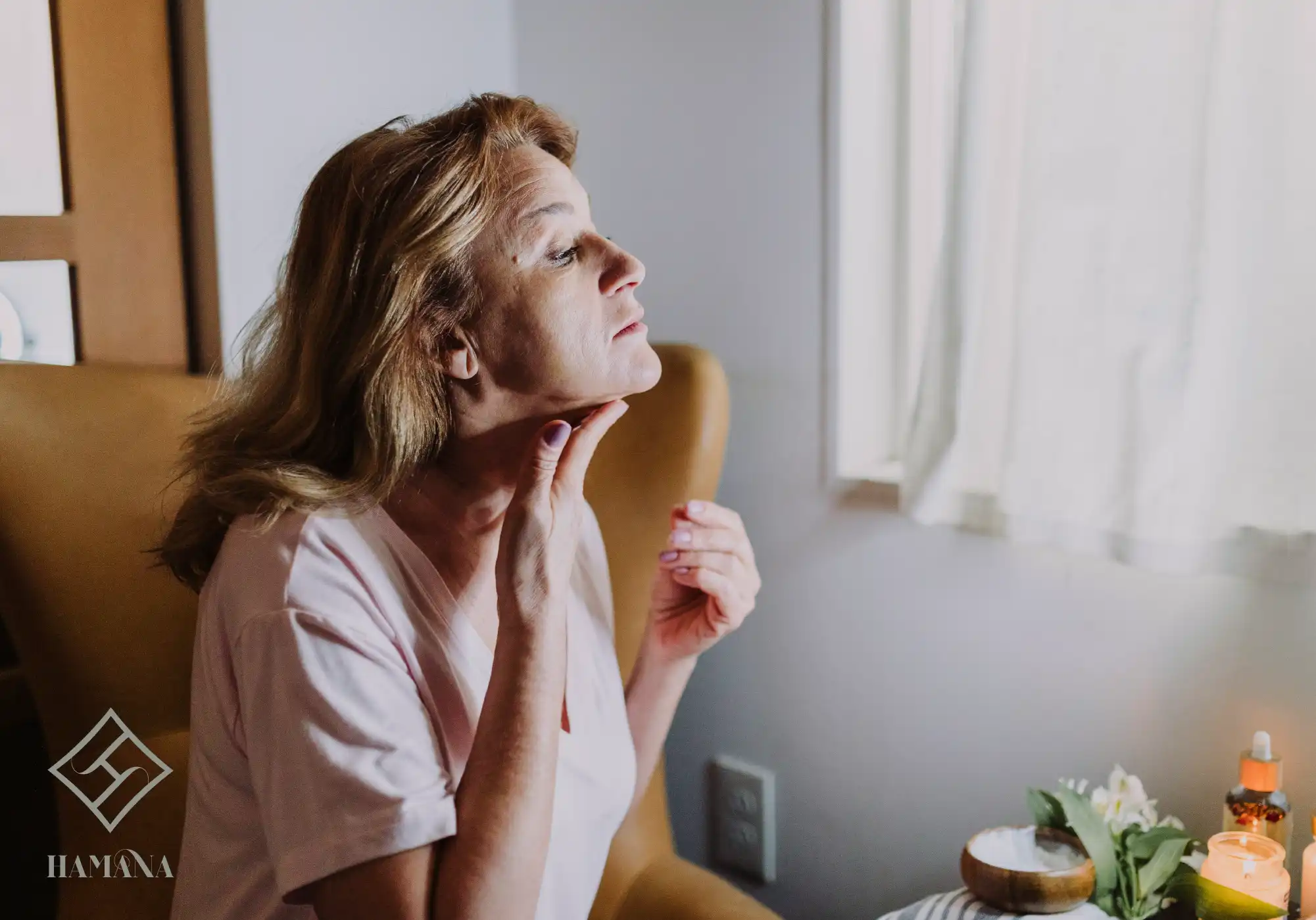 خانمی روبه رو ی آینه