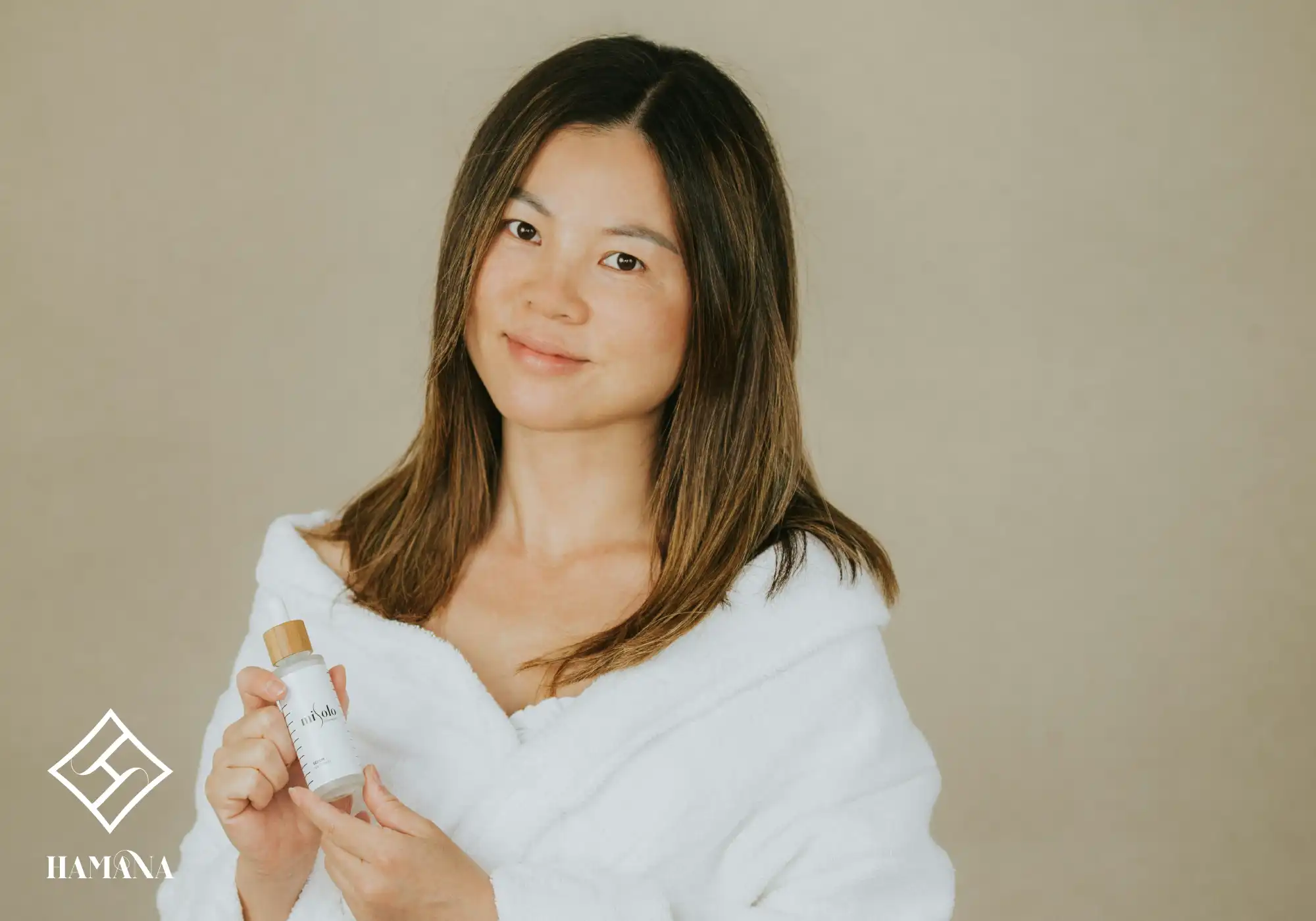 خانمی با محصول پوستی در دست