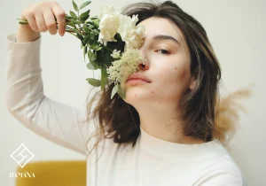 دختری با جوش و آکنه